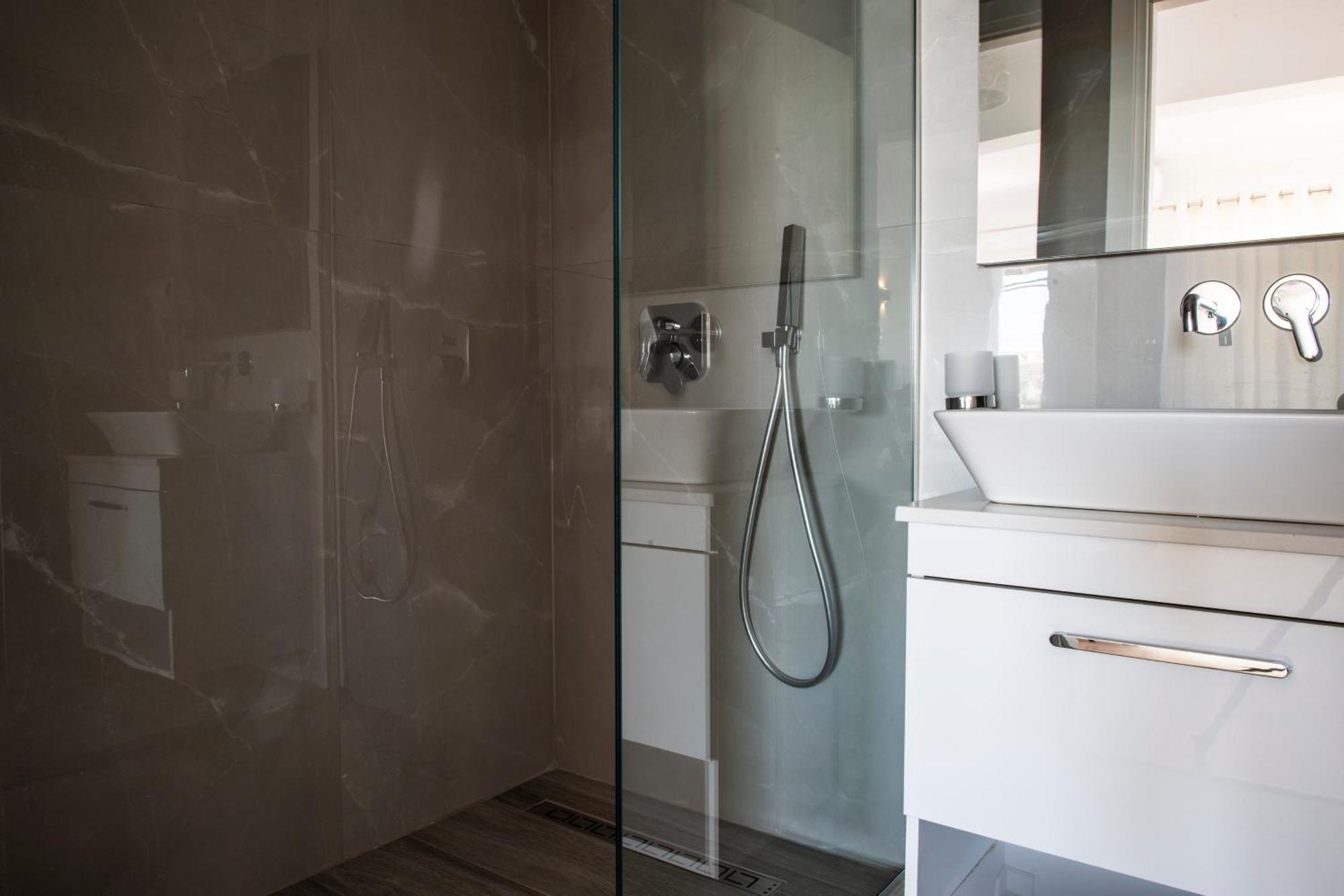 Ionio Rooms Himare Bagian luar foto