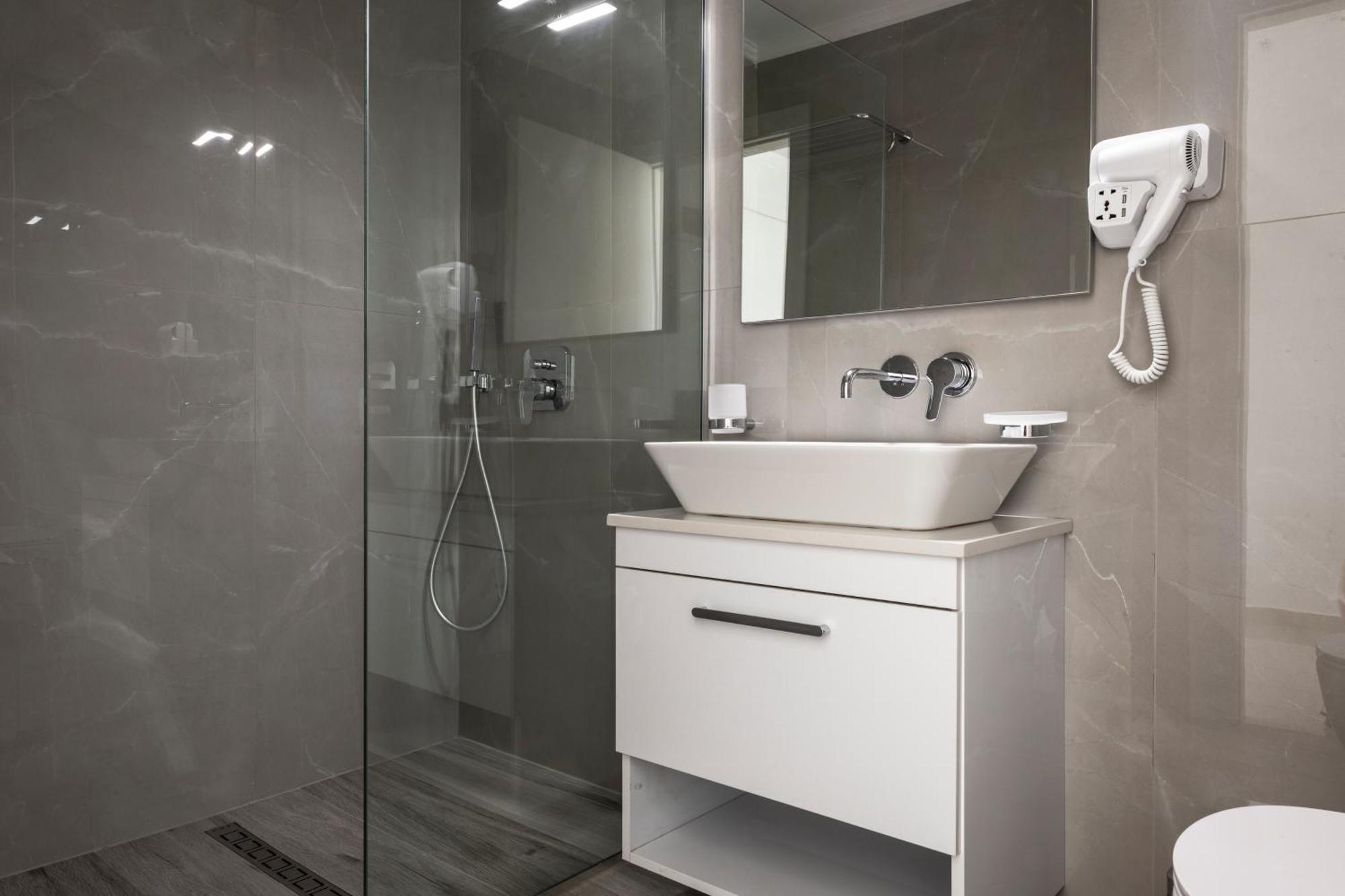 Ionio Rooms Himare Bagian luar foto