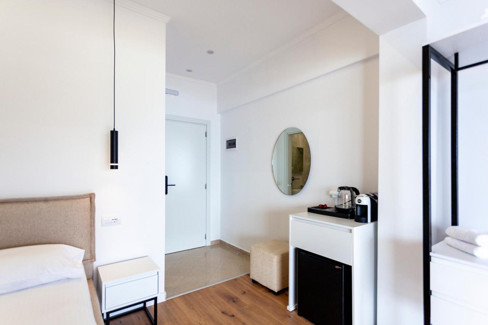 Ionio Rooms Himare Bagian luar foto