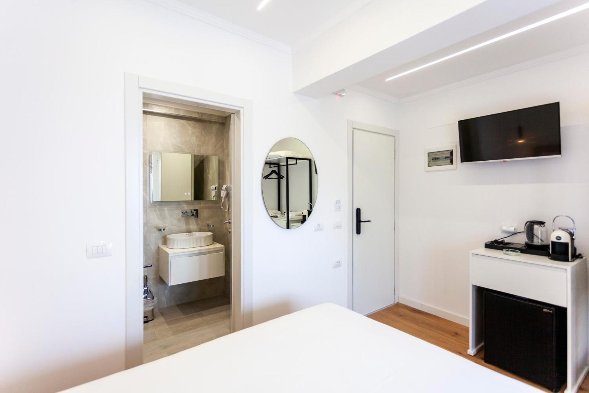 Ionio Rooms Himare Bagian luar foto