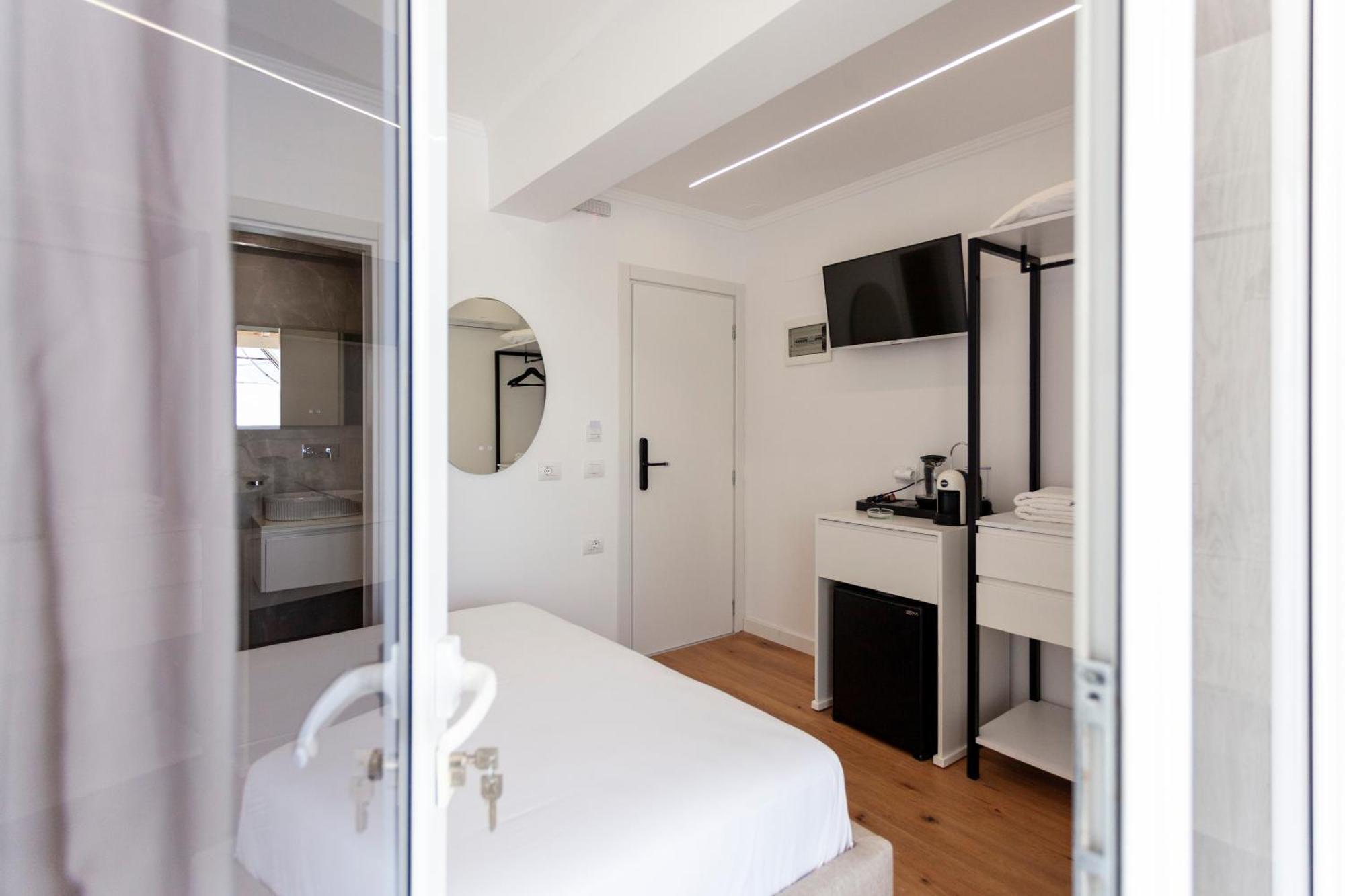 Ionio Rooms Himare Bagian luar foto