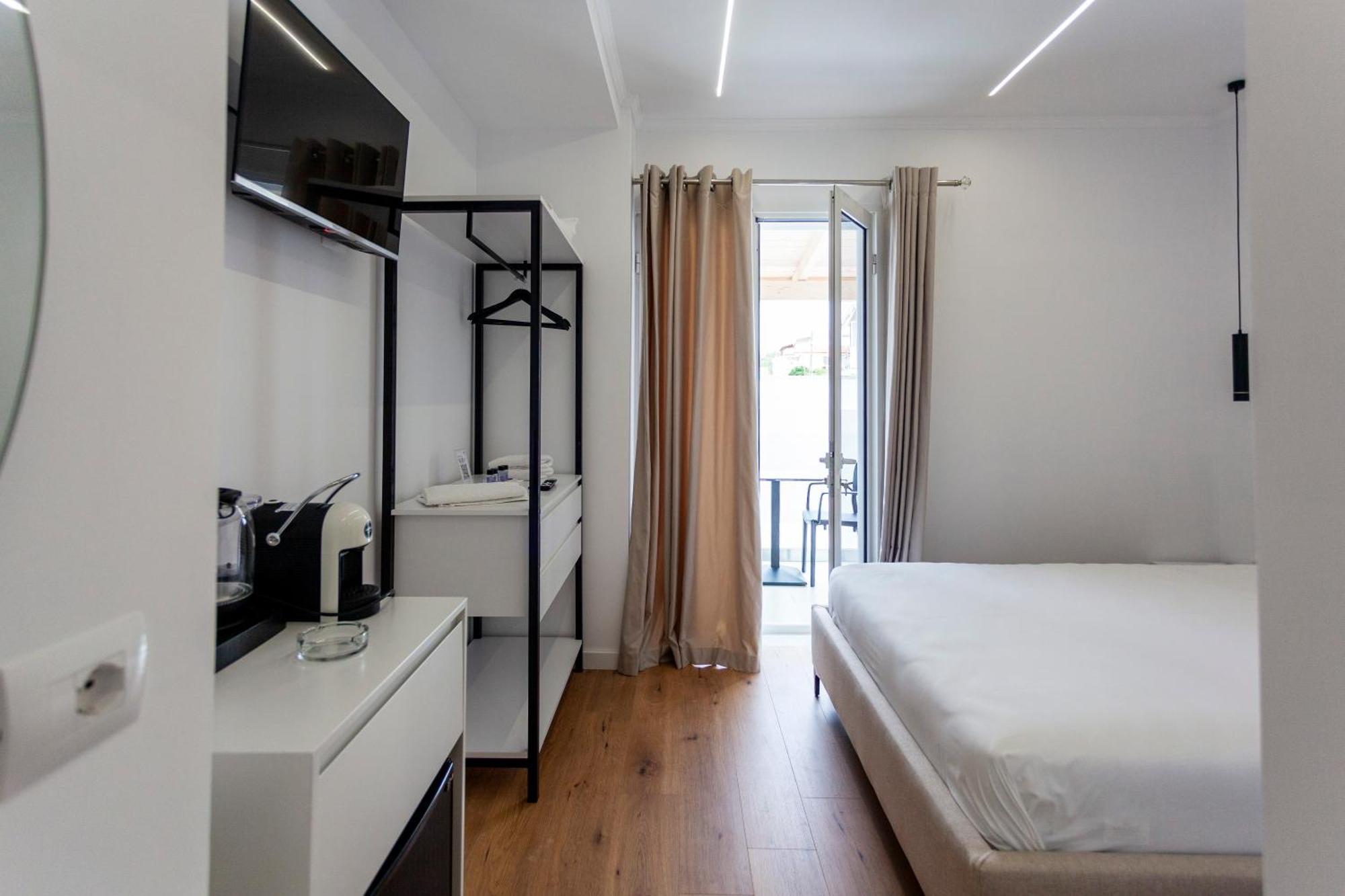 Ionio Rooms Himare Bagian luar foto