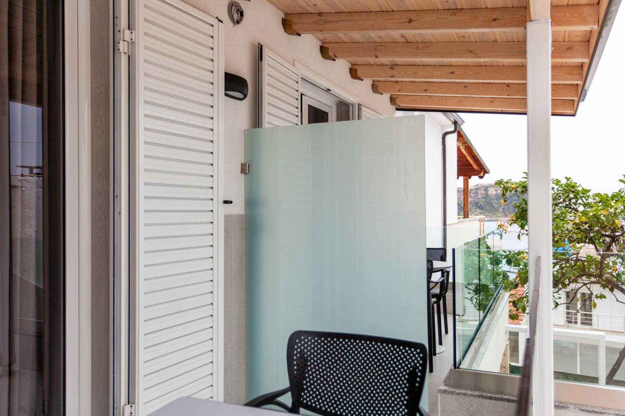 Ionio Rooms Himare Bagian luar foto