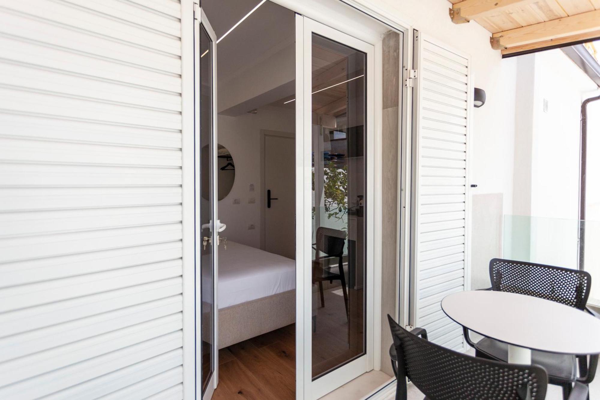 Ionio Rooms Himare Bagian luar foto
